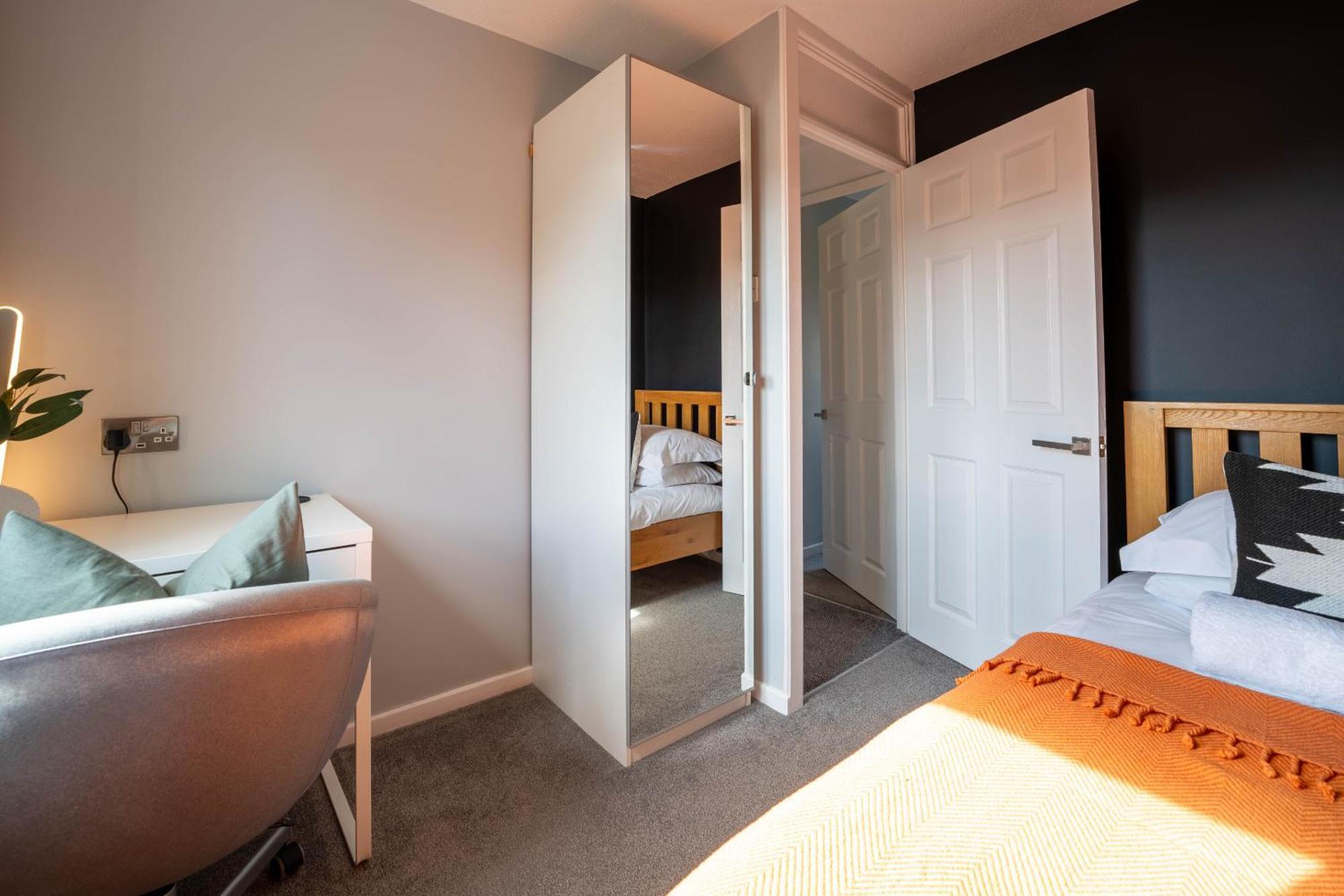 Gatwick Place - 4 Bed 2 Bath Self Contained House With Private Garden Horley Exteriör bild