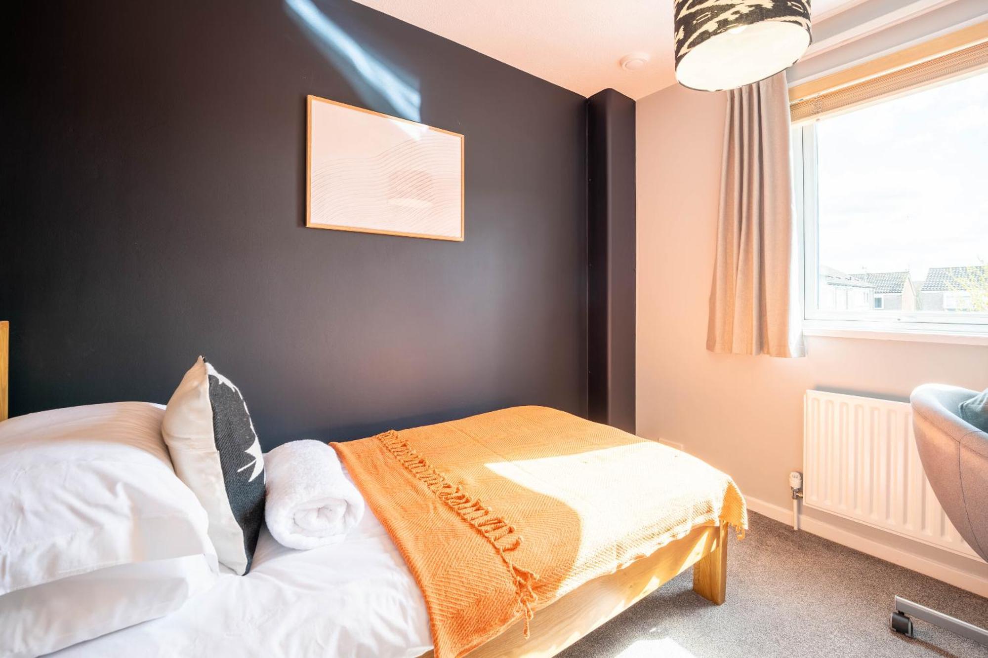 Gatwick Place - 4 Bed 2 Bath Self Contained House With Private Garden Horley Exteriör bild