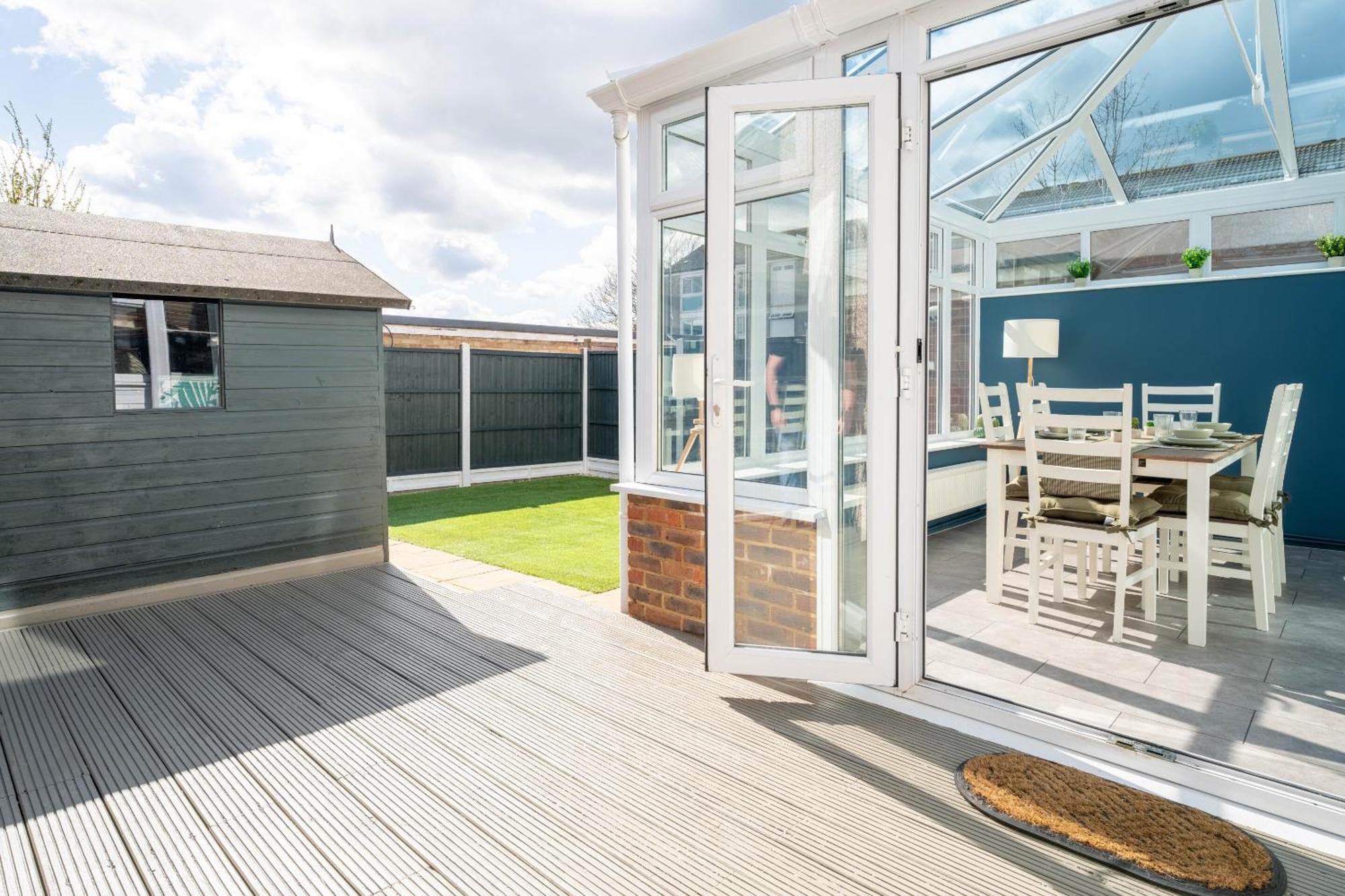 Gatwick Place - 4 Bed 2 Bath Self Contained House With Private Garden Horley Exteriör bild