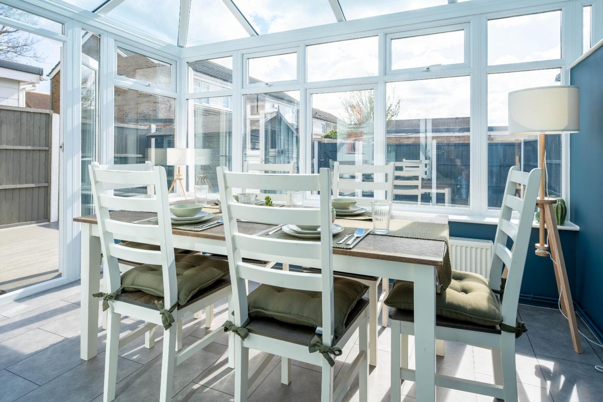 Gatwick Place - 4 Bed 2 Bath Self Contained House With Private Garden Horley Exteriör bild