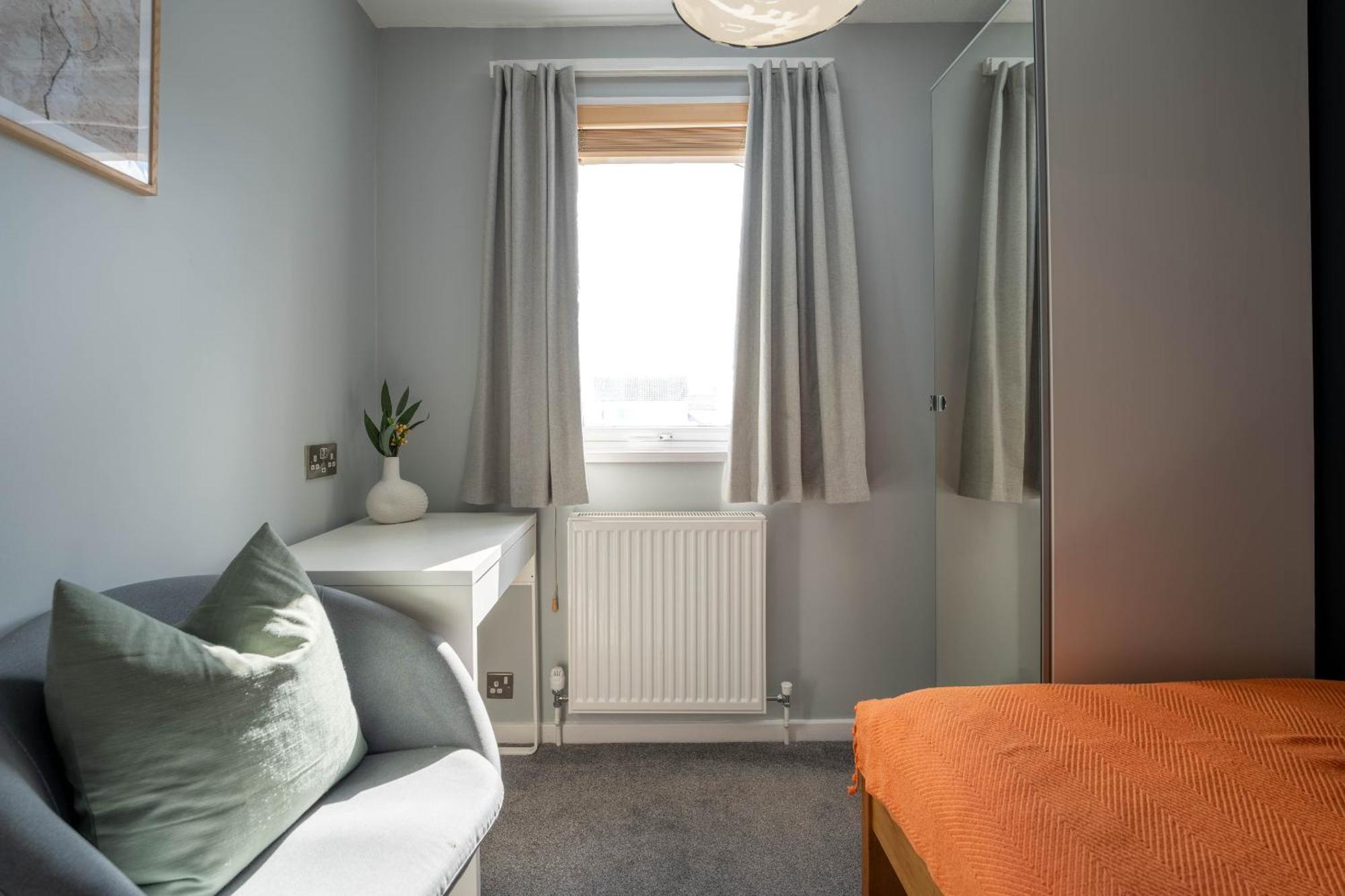 Gatwick Place - 4 Bed 2 Bath Self Contained House With Private Garden Horley Exteriör bild